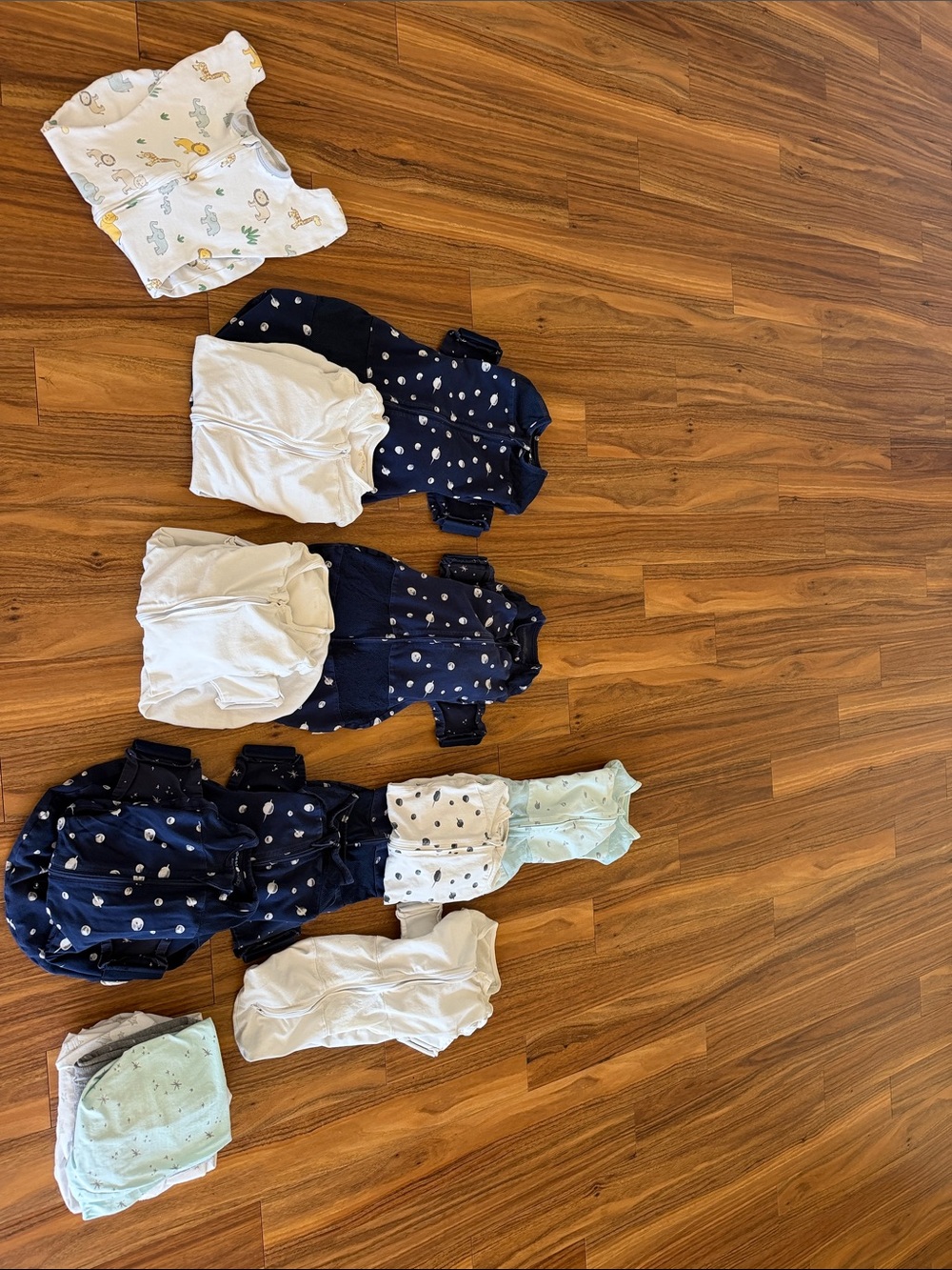 Happiest baby SNOO swaddles in small / medium / large + SNOO sheets (4)